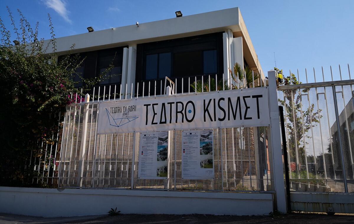 Bari, unico Teatro al Sud di interesse culturale ma la zona del Kismet è territorio delle prostitute Bari, unico Teatro al Sud di interesse culturale ma la zona del Kismet è territorio delle prostitute