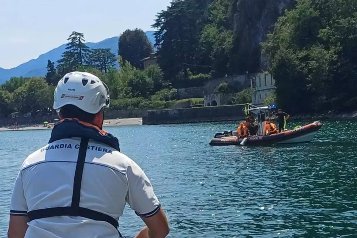 Dramma sul Lago di Como: si tuffa per salvare il figlio e scompare tra le acque Dramma sul Lago di Como: si tuffa per salvare il figlio e scompare tra le acque
