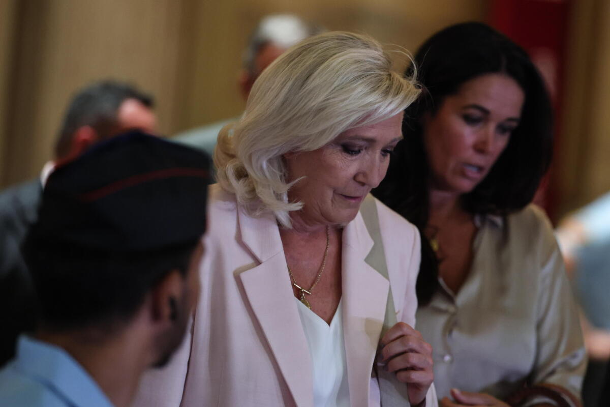 Parigi, confermata la condanna a tre anni per Marie Le Pen ma resta eleggibile Parigi, confermata la condanna a tre anni per Marie Le Pen ma resta eleggibile
