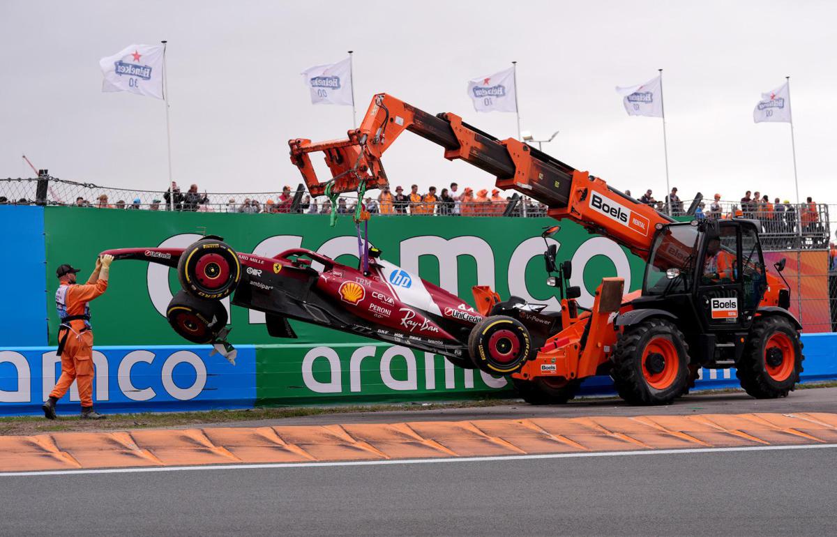 Formula 1, Hamilton si schianta a Spa: meccanici al lavoro prima della gara Formula 1, Hamilton si schianta a Spa: meccanici al lavoro prima della gara