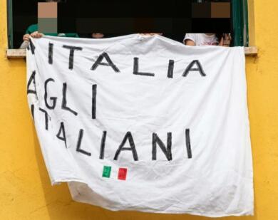 Liceali espongono lo striscione “L’Italia agli italiani”, Valditara: «Nulla da censurare»