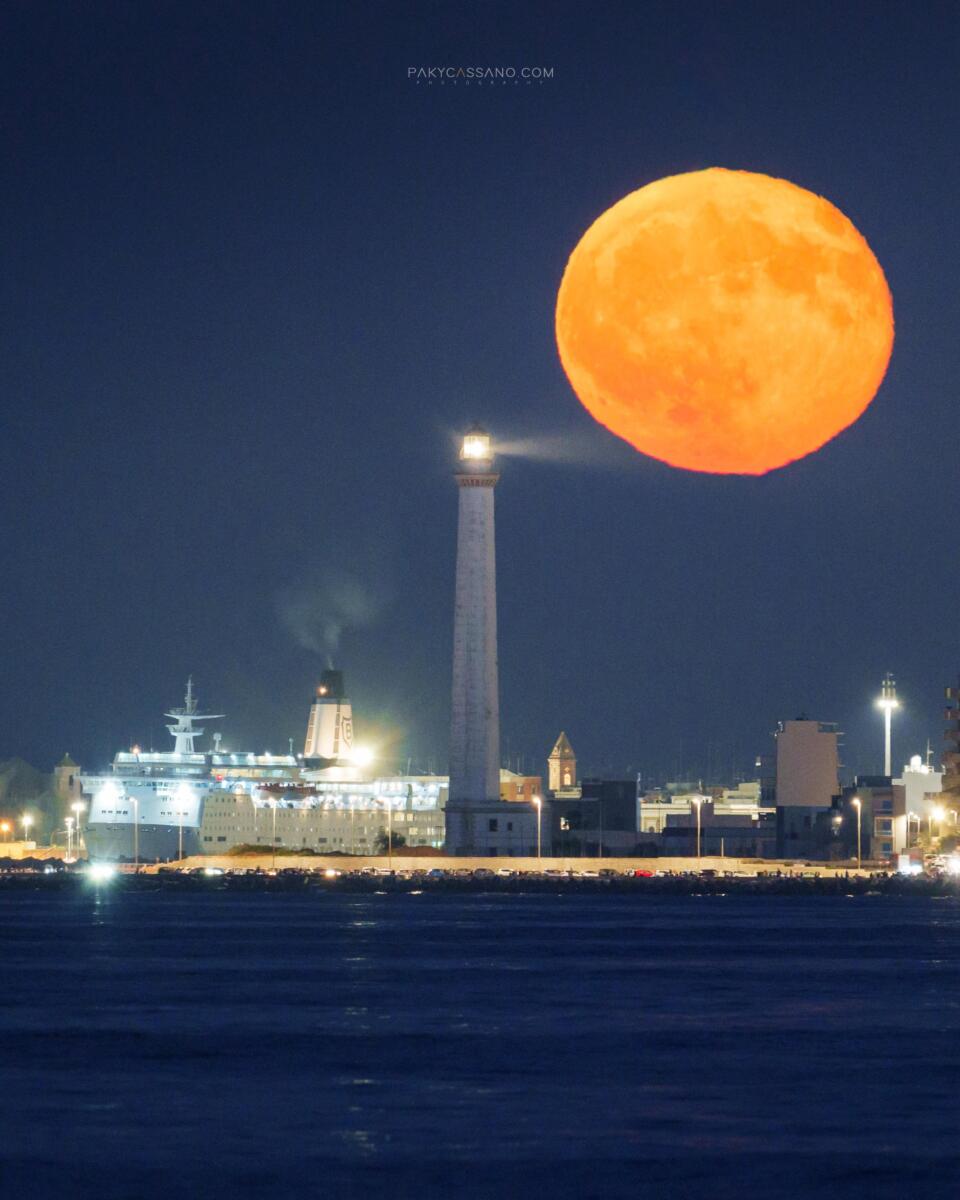 Lo spettacolo della “Luna del Cervo” illumina i cieli di Bari: gli scatti di Paky Cassano emozionano il web – FOTO Lo spettacolo della “Luna del Cervo” illumina i cieli di Bari: gli scatti di Paky Cassano emozionano il web – FOTO