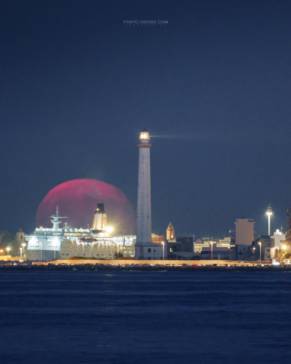Lo spettacolo della “Luna del Cervo” illumina i cieli di Bari: gli scatti di Paky Cassano emozionano il web – FOTO Lo spettacolo della “Luna del Cervo” illumina i cieli di Bari: gli scatti di Paky Cassano emozionano il web – FOTO