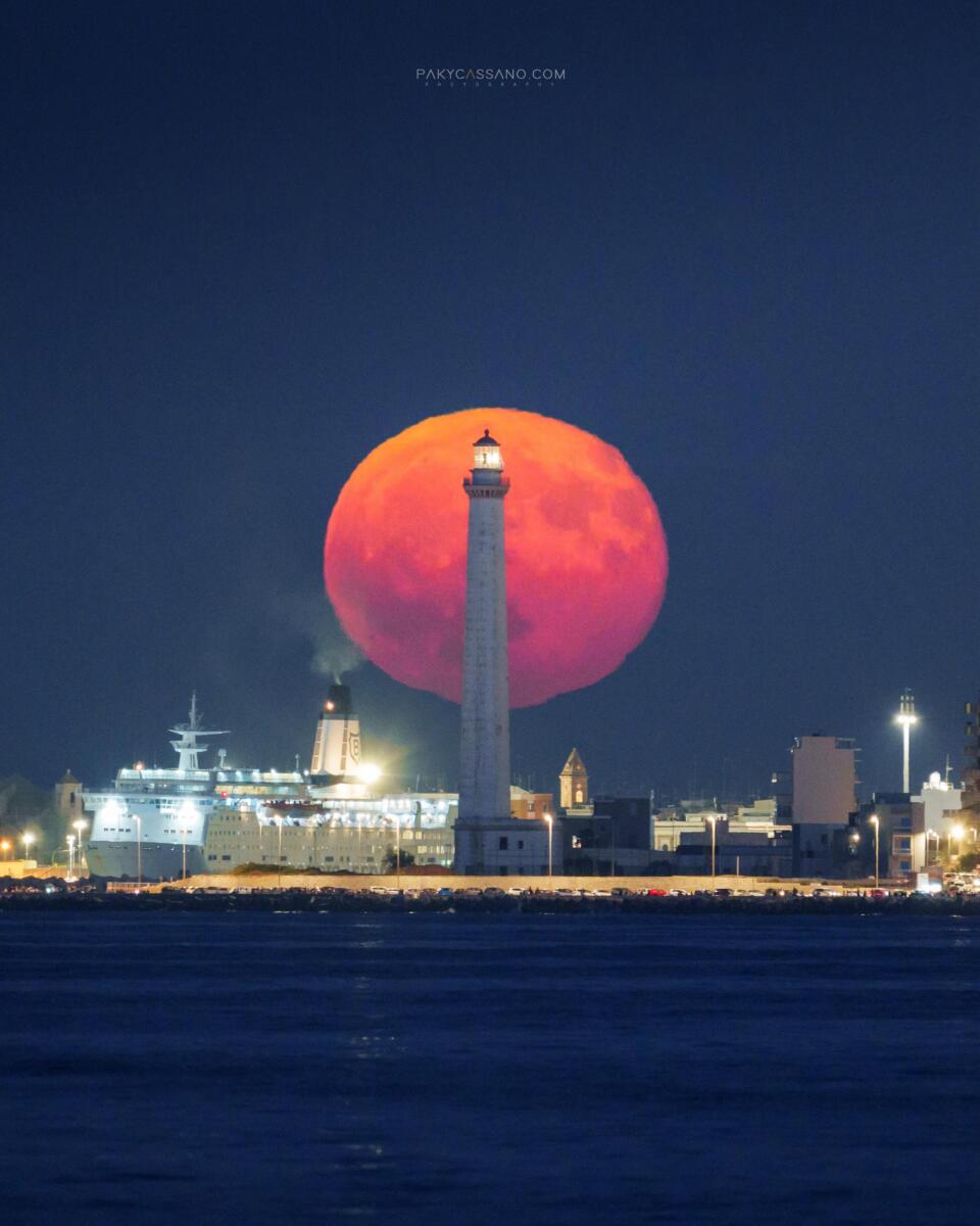 Lo spettacolo della “Luna del Cervo” illumina i cieli di Bari: gli scatti di Paky Cassano emozionano il web – FOTO Lo spettacolo della “Luna del Cervo” illumina i cieli di Bari: gli scatti di Paky Cassano emozionano il web – FOTO