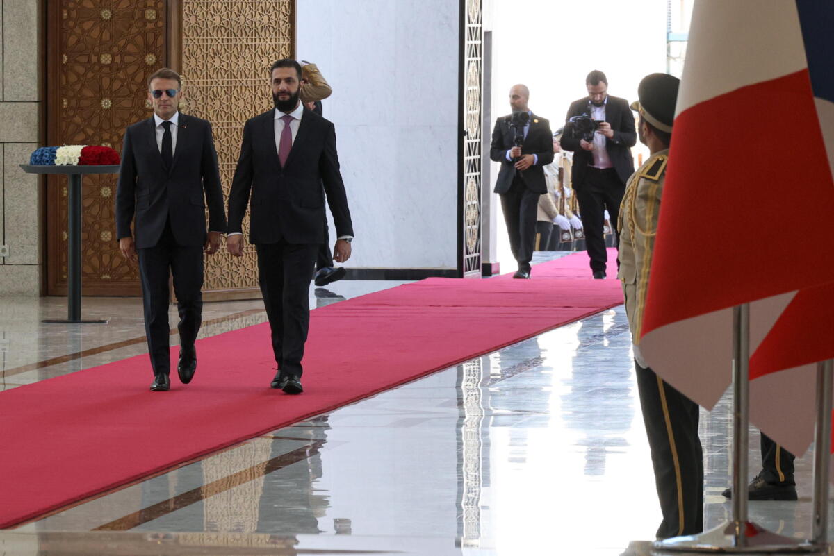 Damasco, esplosioni vicino all’albergo che ospita Macron: 18 feriti. Il presidente francese al sicuro – VIDEO