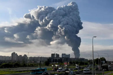 Guerra Ucraina, escalation di attacchi: in fiamme l’Amazon russo di San Pietroburgo, 16 morti fra Kiev e Kirov