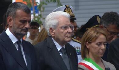 Decennale strage treni, Mattarella ad Andria: l’abbraccio ai familiari e la corona per le 23 vittime – FOTO e VIDEO