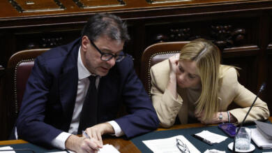 Caro carburanti, il governo studia il taglio delle accise: vertice tra Meloni e Giorgetti