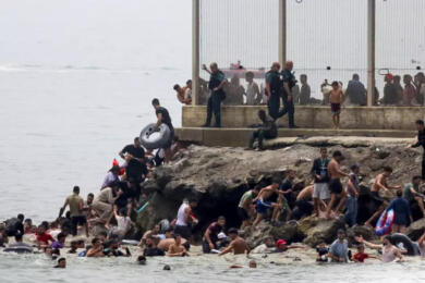 Ceuta, 1500 migranti arrivati a nuoto: la città autonoma chiede a Madrid lo stato di emergenza. Almeno 9 i cadaveri in mare e 20 dispersi