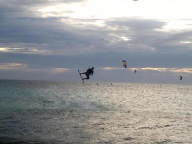 Giallo del surfista salentino scomparso, spunta un cadavere in Libia: è legato alla tavola da kitesurf