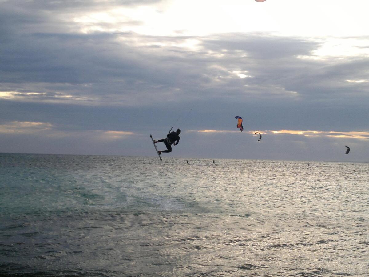 Giallo del surfista salentino scomparso, spunta un cadavere in Libia: è legato alla tavola da kitesurf Giallo del surfista salentino scomparso, spunta un cadavere in Libia: è legato alla tavola da kitesurf
