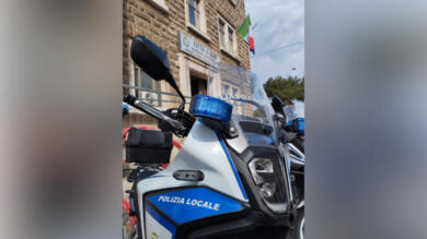 Bari, controlli a tappeto su monopattini e bici elettriche nella Città vecchia: scattano le multe