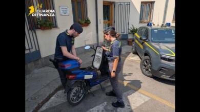 Motorini venduti come e-bike, migliaia di mezzi elettrici sequestrati in tutta Italia: due indagati – VIDEO