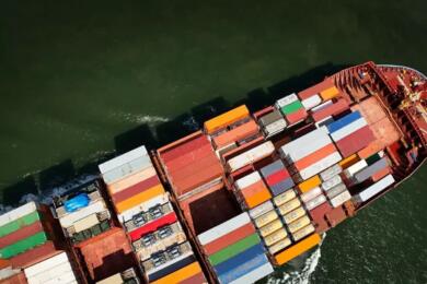 Tensione nello Stretto di Hormuz: i Pasdaran dichiarano di aver colpito due petroliere sotto scorta USA