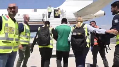 Spaccio e furti, 32 nigeriani espulsi dall’Italia con volo charter: operazione di rimpatrio con Frontex – VIDEO