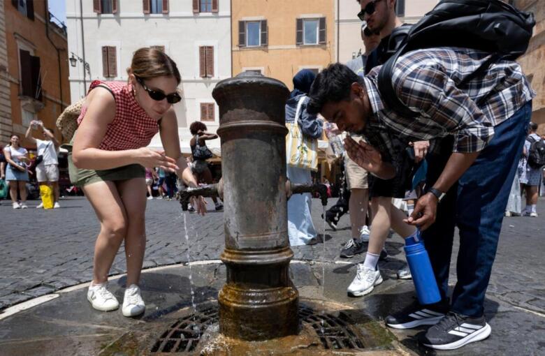 persona alla fontana