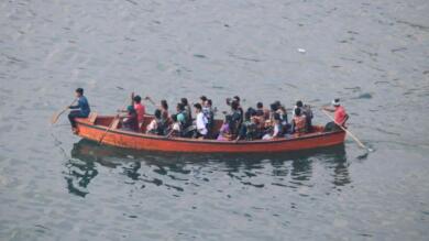Acireale, peschereccio porta in salvo 16 migranti tutti giovanissimi