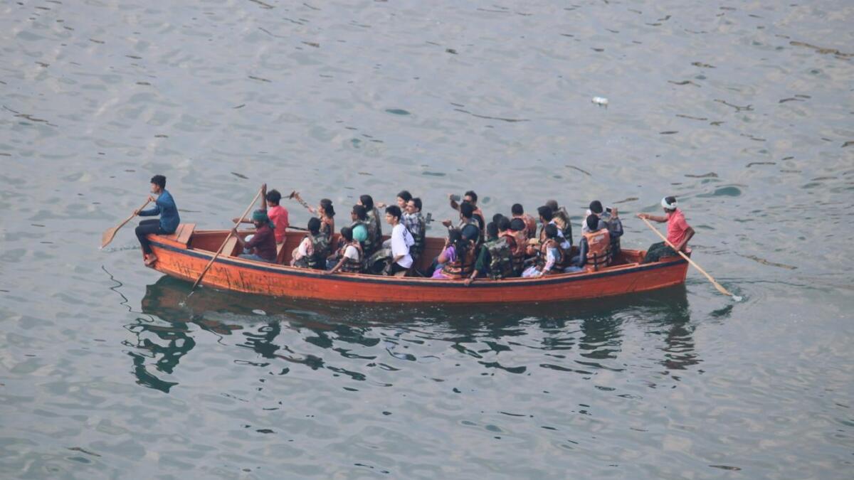 Acireale, peschereccio porta in salvo 16 migranti tutti giovanissimi Acireale, peschereccio porta in salvo 16 migranti tutti giovanissimi