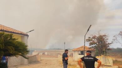 Inferno di fuoco a Peschici: fiamme nella pineta, evacuati via mare 300 turisti verso Vieste – VIDEO