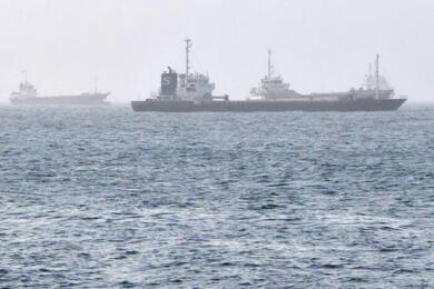 Medio Oriente, l’Iran attacca una base Usa in Giordania e tre petroliere a Hormuz: vola il prezzo del greggio