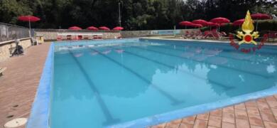 Roma, esalazioni di cloro di una piscina intossicano 20 persone: bimba di 5 anni in codice rosso