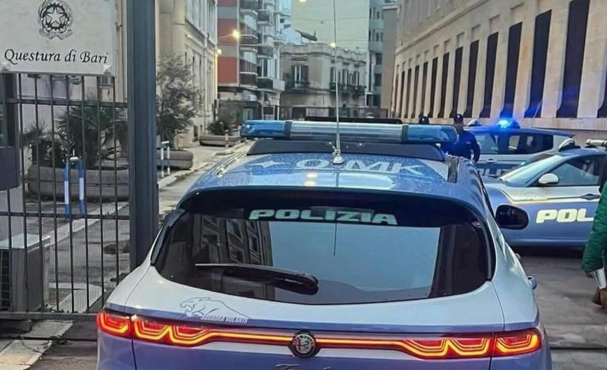 Bari, sorpreso a spacciare droga tra i tavolini di un bar: arrestato un 23enne, scatta il Dacur di 2 anni Bari, sorpreso a spacciare droga tra i tavolini di un bar: arrestato un 23enne, scatta il Dacur di 2 anni