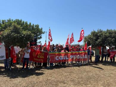 Brindisi, presidio della Cgil per l’arrivo di Urso: «Basta passerelle. Lo Stato risolva le vertenze»