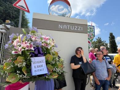Natuzzi, protesta dei lavoratori nel giorno delle chiusure: «Qui giace il Made in Italy»