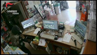 Cerignola, a volto coperto e armato di coltello rapina una farmacia: arrestato un 28enne – VIDEO