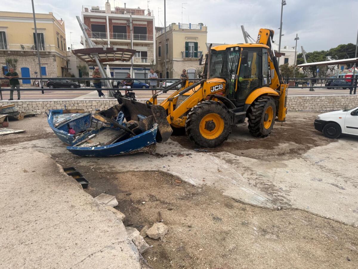 Bari, rimossi i rifiuti dalla battigia del porticciolo di Santo Spirito: sopralluogo del sindaco Leccese – VIDEO Bari, rimossi i rifiuti dalla battigia del porticciolo di Santo Spirito: sopralluogo del sindaco Leccese – VIDEO