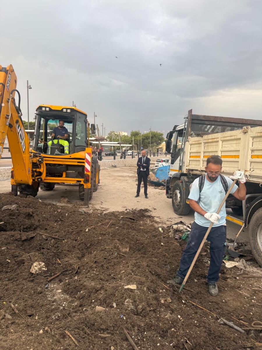 Bari, rimossi i rifiuti dalla battigia del porticciolo di Santo Spirito: sopralluogo del sindaco Leccese – VIDEO Bari, rimossi i rifiuti dalla battigia del porticciolo di Santo Spirito: sopralluogo del sindaco Leccese – VIDEO
