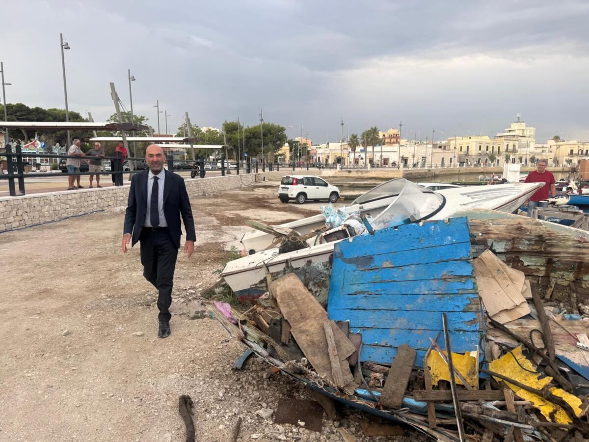 Bari, rimossi i rifiuti dalla battigia del porticciolo di Santo Spirito: sopralluogo del sindaco Leccese – VIDEO Bari, rimossi i rifiuti dalla battigia del porticciolo di Santo Spirito: sopralluogo del sindaco Leccese – VIDEO