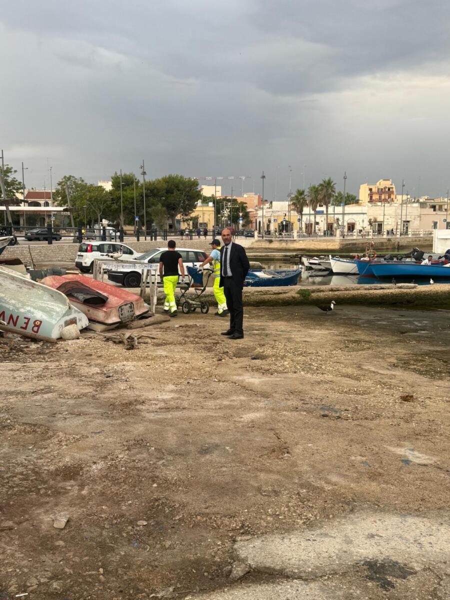 Bari, rimossi i rifiuti dalla battigia del porticciolo di Santo Spirito: sopralluogo del sindaco Leccese – VIDEO Bari, rimossi i rifiuti dalla battigia del porticciolo di Santo Spirito: sopralluogo del sindaco Leccese – VIDEO