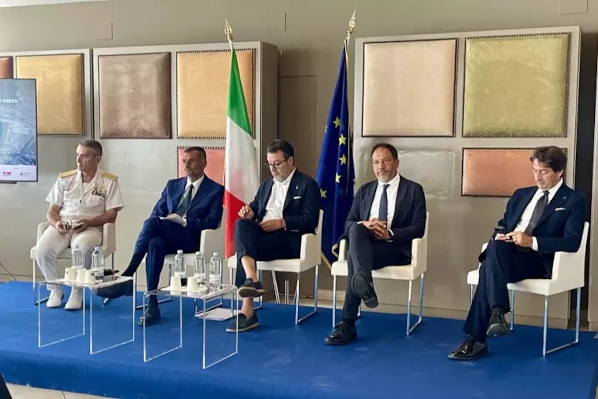 Salvini a Bari: «Vannacci? Perde pezzi». Il ministro: «In Puglia aperti cantieri per 12 miliardi» Salvini a Bari: «Vannacci? Perde pezzi». Il ministro: «In Puglia aperti cantieri per 12 miliardi»