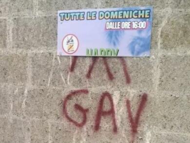 Campomarino, scritta omofoba a spiaggia d’Ayala. I residenti: «Ora dipingere strisce arcobaleno»