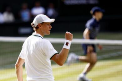 Wimbledon, Sinner travolge Djokovic in tre set e vola in finale contro Zverev