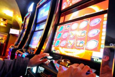 Bari, slot machine come “bancomat” dei clan: 5.800 vincitori fantasma e 62mila ticket