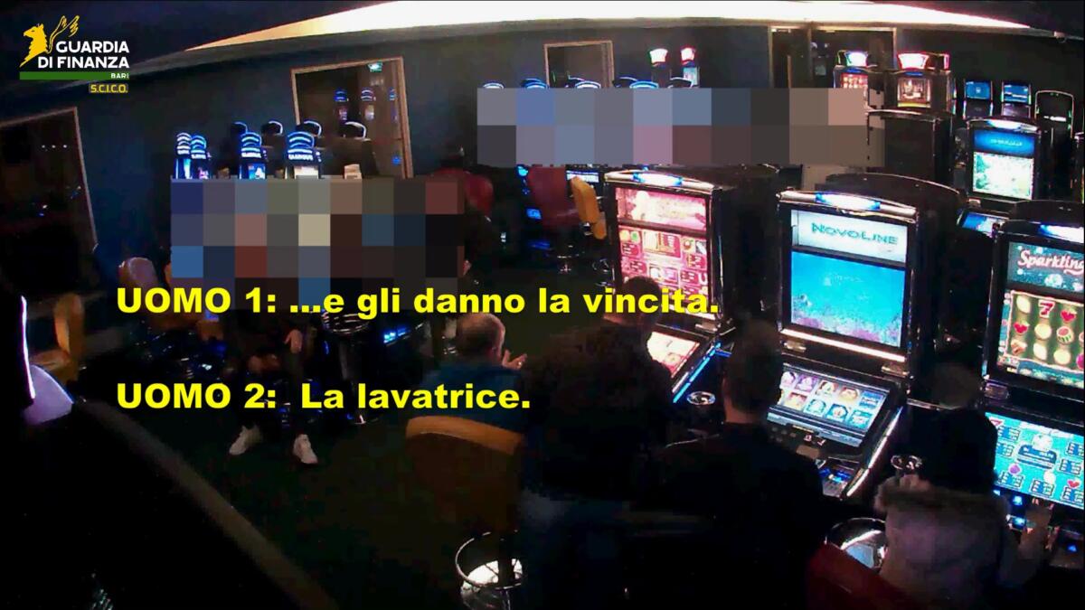 Bari, slot machine per riciclare i soldi della droga: ecco come i clan ripulivano il denaro nelle sale giochi – VIDEO Bari, slot machine per riciclare i soldi della droga: ecco come i clan ripulivano il denaro nelle sale giochi – VIDEO