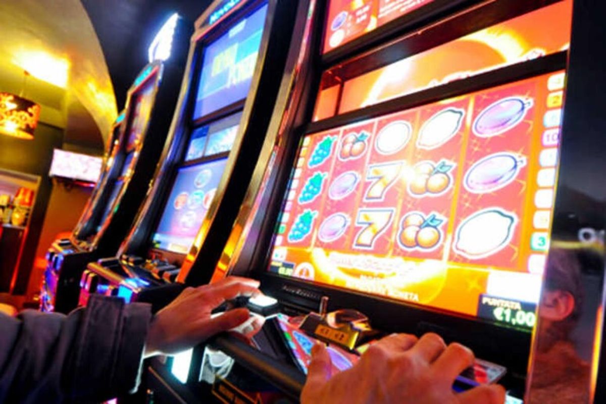 Bari, slot machine per riciclare il denaro dei clan: oltre 100 indagati, 23 misure cautelari – I NOMI Bari, slot machine per riciclare il denaro dei clan: oltre 100 indagati, 23 misure cautelari – I NOMI
