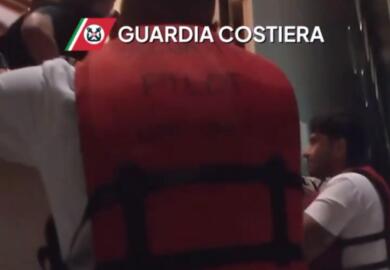 Soccorso in mare nella notte al largo di Bari: 80enne evacuata d’urgenza da una nave da crociera – VIDEO