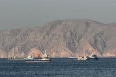 Hormuz esplode, Trump bombarda l’Iran: nel Golfo sale la tensione, salta la difficile intesa