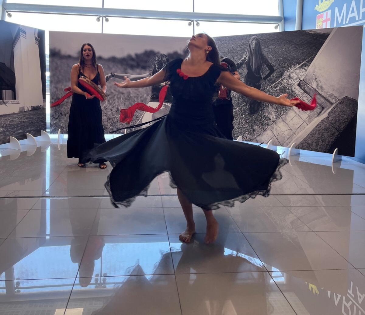 Le foto delle “Tarantate” accolgono i turisti a Brindisi: una galleria d’arte nell’Aeroporto del Salento Le foto delle “Tarantate” accolgono i turisti a Brindisi: una galleria d’arte nell’Aeroporto del Salento