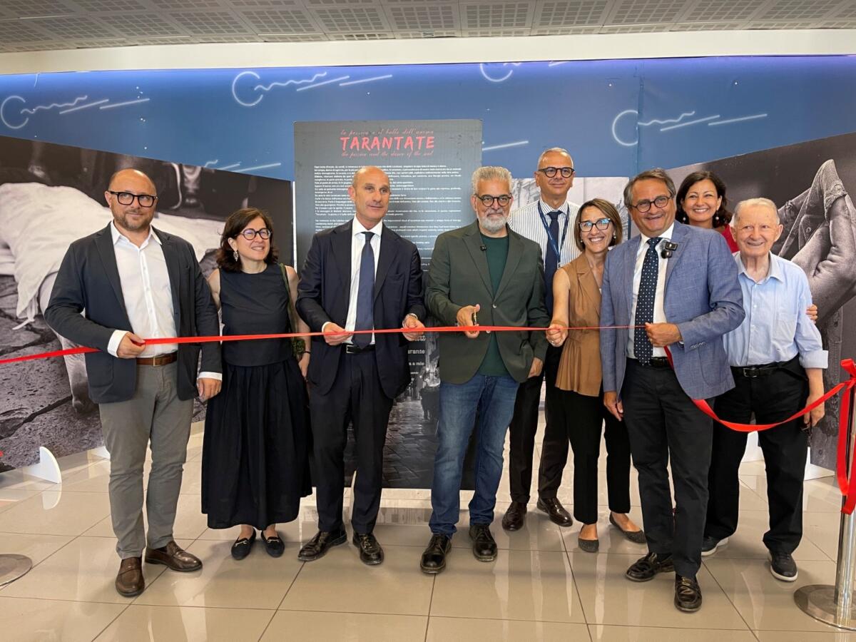 Le foto delle “Tarantate” accolgono i turisti a Brindisi: una galleria d’arte nell’Aeroporto del Salento Le foto delle “Tarantate” accolgono i turisti a Brindisi: una galleria d’arte nell’Aeroporto del Salento