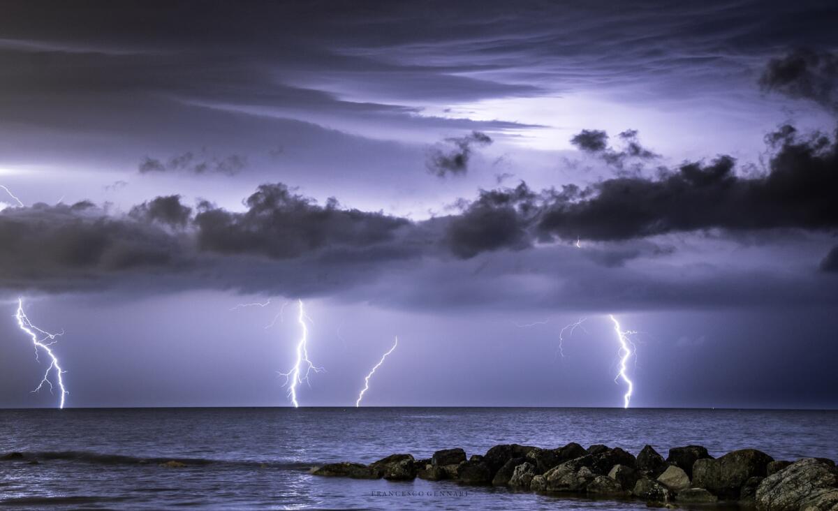 L’Italia divisa dal meteo estremo: caldo record al Sud, temporali e fulmini al Nord L’Italia divisa dal meteo estremo: caldo record al Sud, temporali e fulmini al Nord
