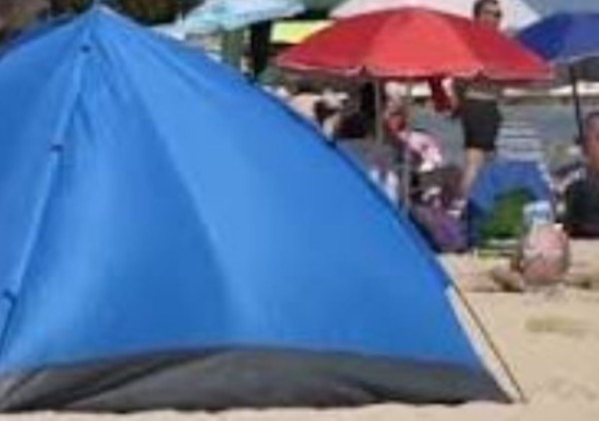 Bari, la spiaggia di Pane e pomodoro invasa da gazebo abusivi e tende in riva al mare Bari, la spiaggia di Pane e pomodoro invasa da gazebo abusivi e tende in riva al mare