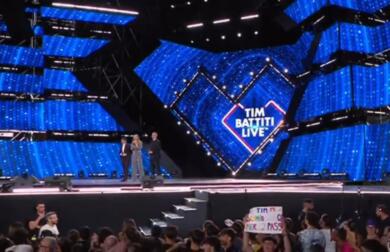 La musica dell’estate sbarca su Canale 5: al via “Tim Battiti Live” da Trani