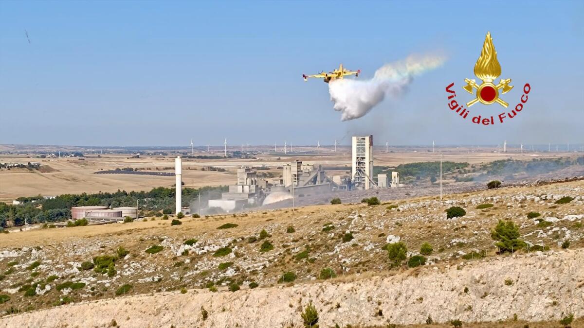Vasto incendio nel Parco della Murgia Materana, oltre 113 lanci con i canadair: in fumo 450 ettari