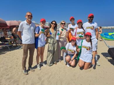 «Le cattive abitudini vengono a galla»: a Bari scatta la stretta anti-mozziconi su spiagge e litorale