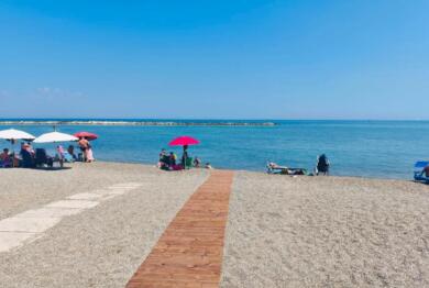 Spiagge accessibili a Bari: installata nuova passerella a San Girolamo, domani anche a Pane e Pomodoro