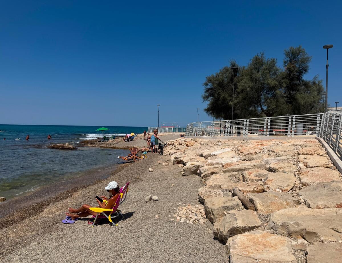 Riqualificazione spiaggia di Provolina a San Cataldo: furti e vandalismi a poche ore dalla riapertura parziale